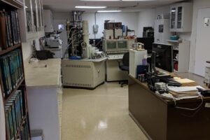 Main Lab with scanning electron microscopes (SEMs).
